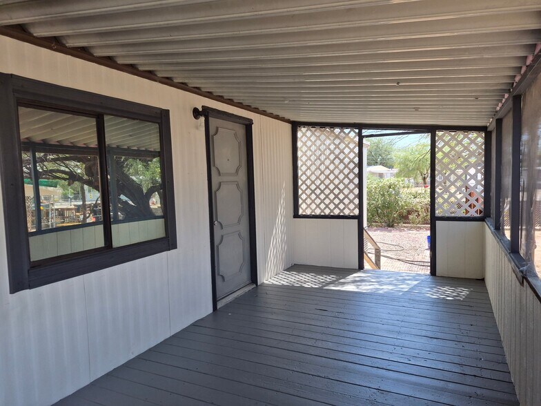 Building Photo - 5422 N Royal Palm Dr