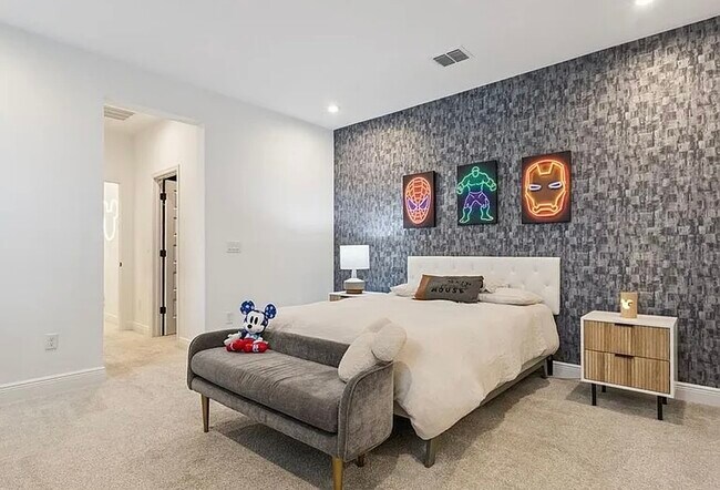 Building Photo - 2340 Woodside Way