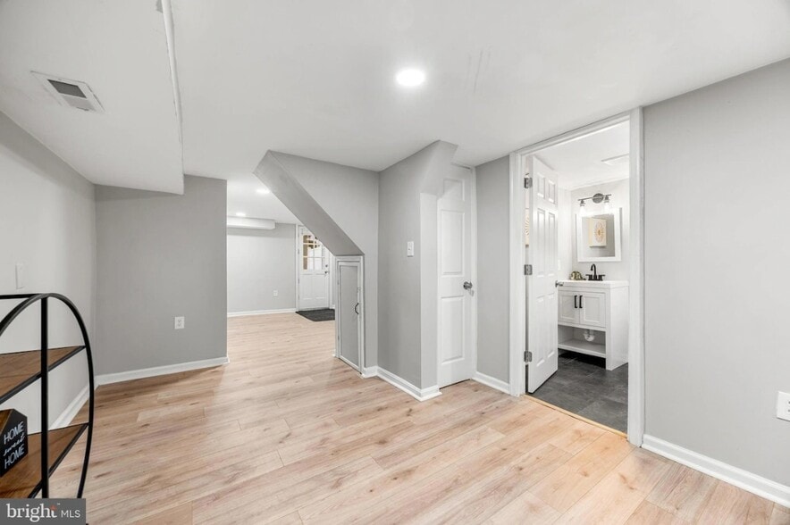 Building Photo - 4633 Kernwood Ave