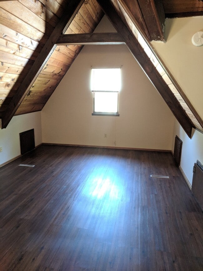 Building Photo - Newly Remodeled Affordable 2 Bedroom 1.5 B...