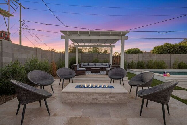 Building Photo - COMING SOON! Fully Furnished 3 Bedroom 3 Bathroom Home in Old Town Scottsdale