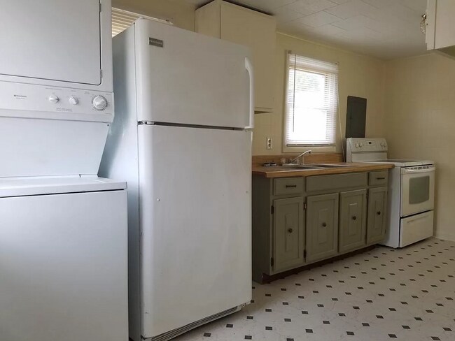 Building Photo - Two Bedroom House With Spacious Yard On Whipple Drive