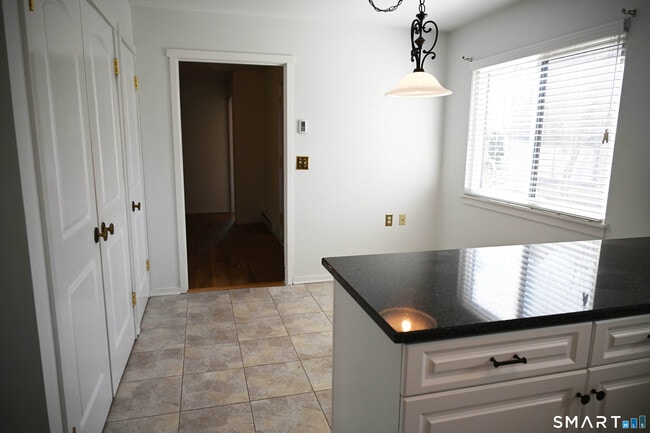 Building Photo - 922 Heritage Vlg