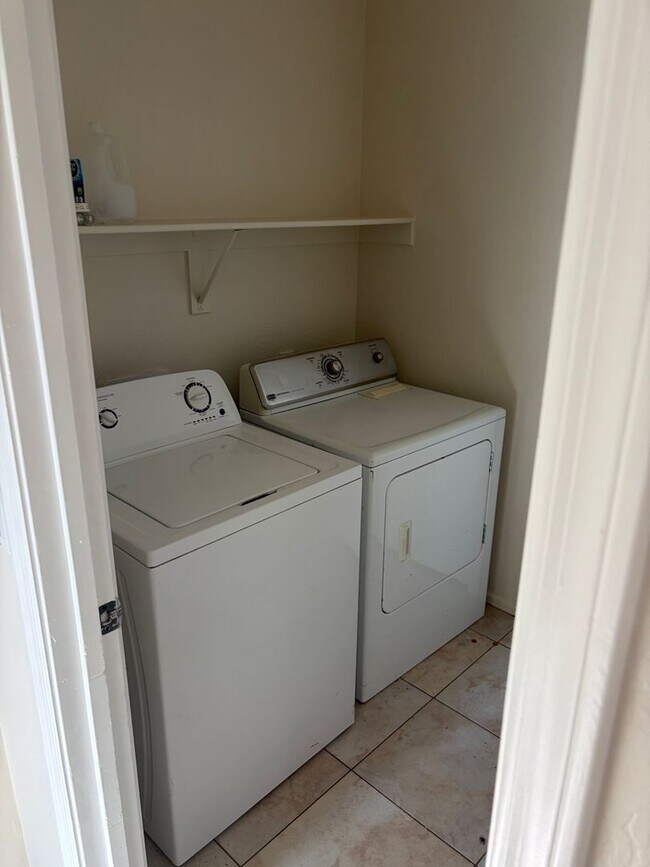 Building Photo - Freshly Painted 3 Bed, 2.5 Bath Home in Coolidge