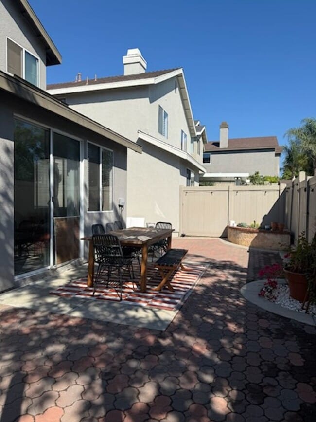 Building Photo - Nicely Renovated Home in Gated Community -...