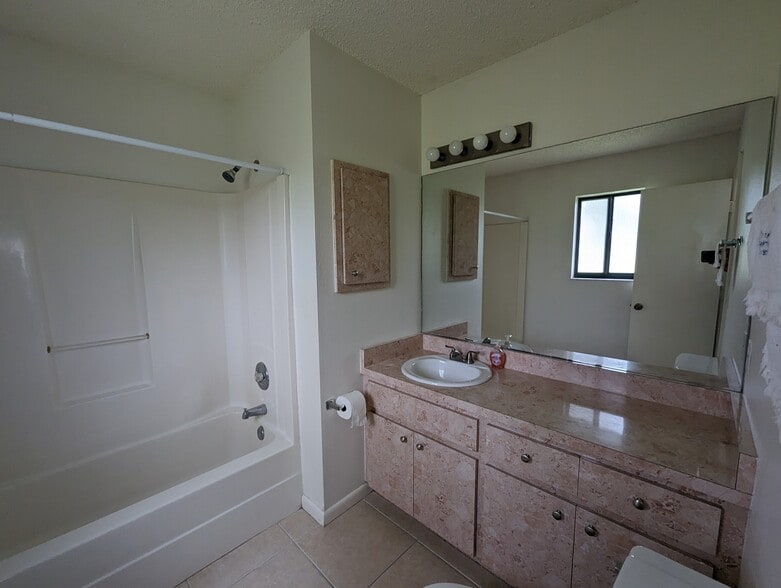 Master bathroom-Vanity - 3740 Giblin Dr