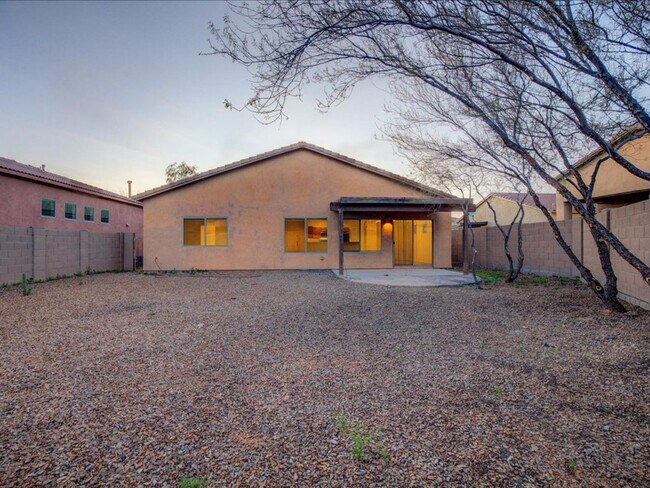 Building Photo - Spacious 3 Bedroom 2 Bathroom Home with Large Backyard & 2 Car Garage!