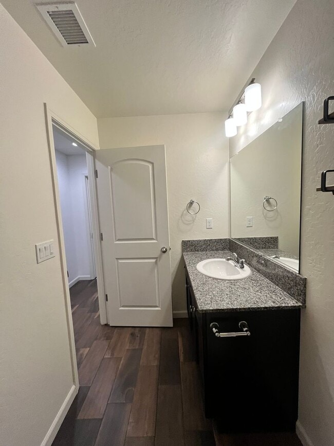 Building Photo - 1517 S Barberry Pl