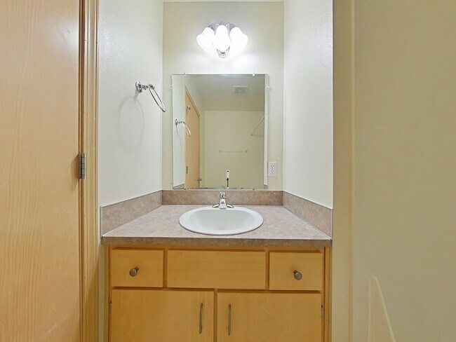 Building Photo - 3 Bedroom House ~ Close to 9th Street ~ Pe...