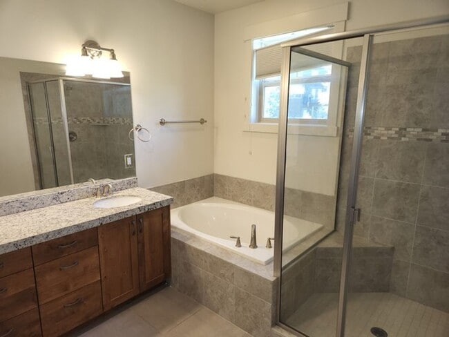 Building Photo - Convenient Park's Edge Townhouse