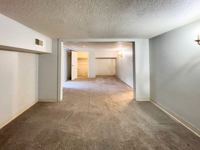 Building Photo - Short walk to Ball State!