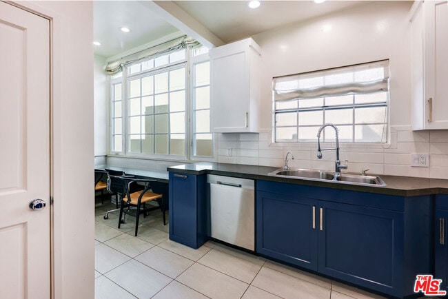 Building Photo - 1014 N Doheny Dr