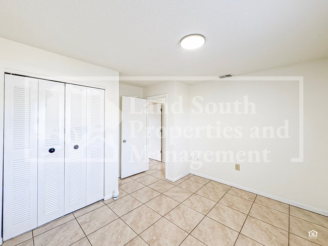 Building Photo - 5816 Charlton Dr