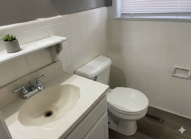 Building Photo - 329 Richmond Dr