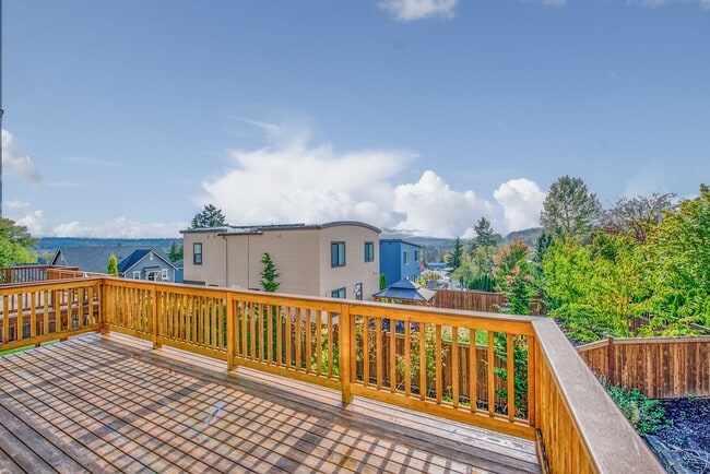 Building Photo - Beautiful 5-Bedroom Home with Mt. Rainier ...
