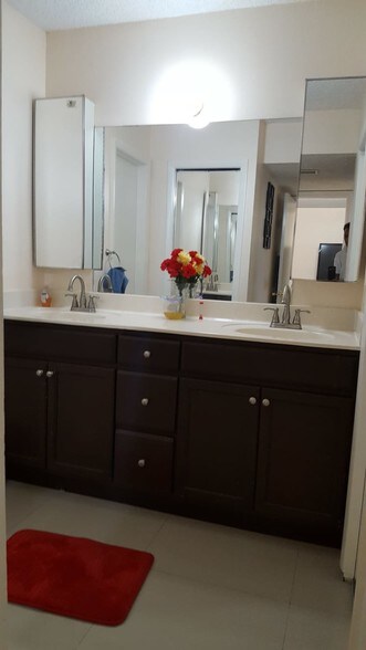 Double Vanity Master Bathroom - 16491 Blatt Blvd