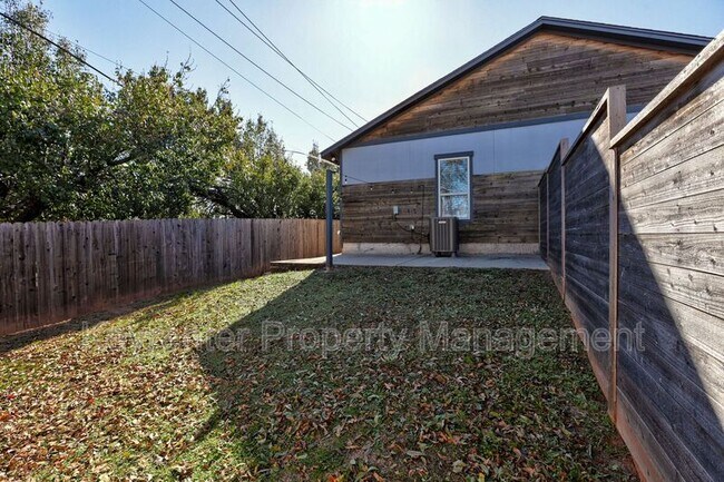 Building Photo - 727 NE 5th St