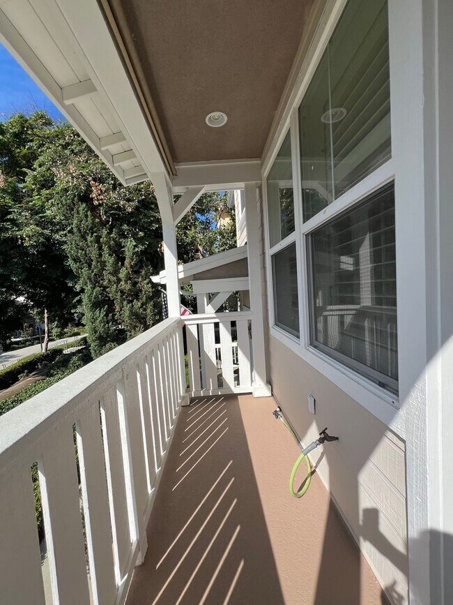 Building Photo - Spacious 1 Bedroom 1 1/2 Bathroom Townhome...