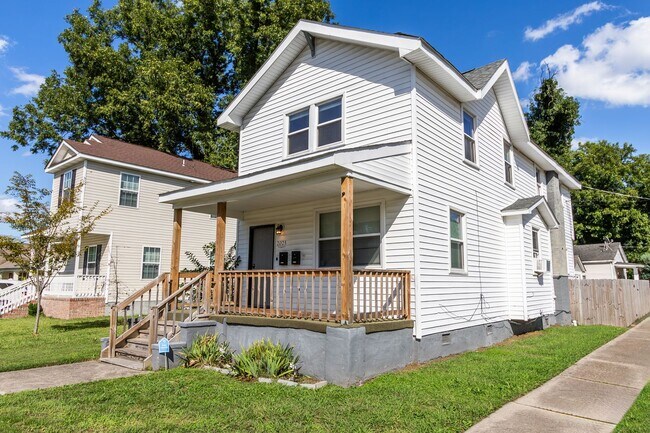 Building Photo - 2025 Peach St