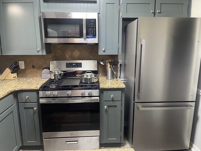 Stove/Microwave/Fridge - 5606 Hollyhock Ln