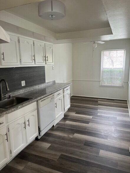 Building Photo - 21659 Hidden Rivers Dr N