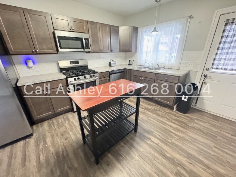 Building Photo - 1032 Logan St SE