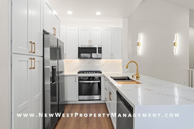 Building Photo - Newly renovated 2-bedroom UTC townhome in the coveted Andria of Renaissance at La Jolla community...