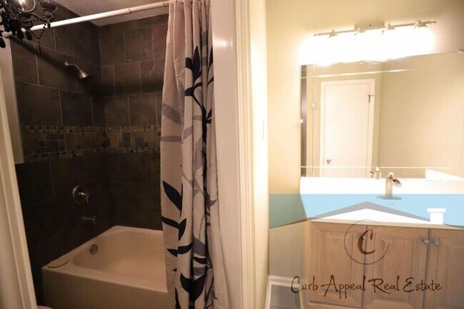 Building Photo - 3 Bedroom 2 Bath Home in Beautiful Neighborhood! A must see!!