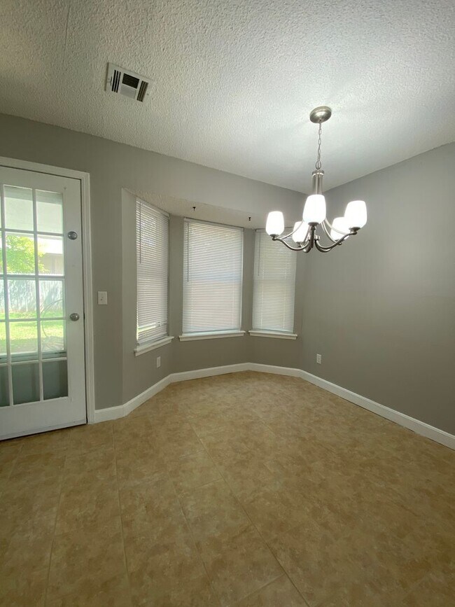Building Photo - COMING SOON: 3 bedroom house with 2 baths in Broken Arrow!!