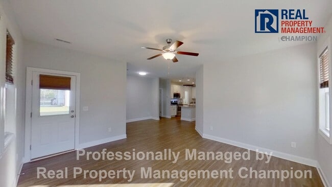 Building Photo - Beautiful Home in Hampstead on Spacious Lot