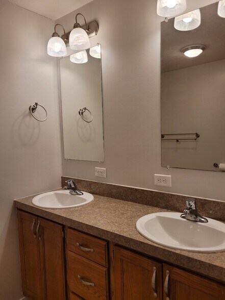 Building Photo - 6088 Pointview Ct