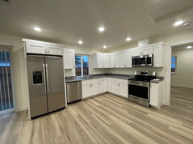 Building Photo - 410 4th St