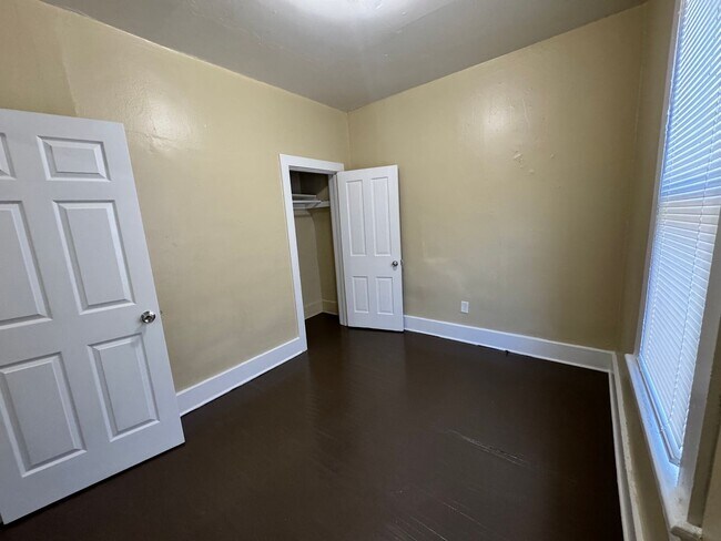 Building Photo - 3 Bedroom House