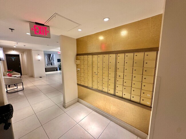 Building Photo - Fantastic 1 Bed with Den/Office/Additional Sleeping area! Conveniently located near Dupont, Logan...