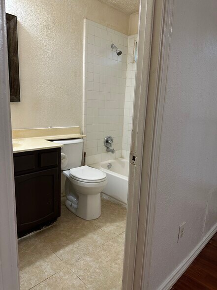 Building Photo - 1513 Lavendale Ln
