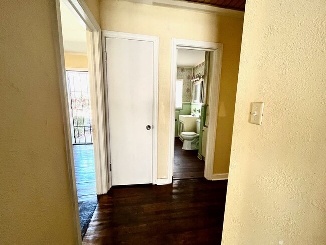 Building Photo - Great 3 bed home ready to move in
