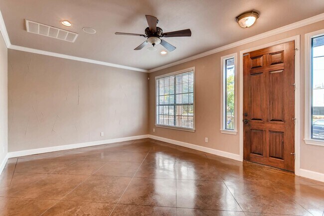 Building Photo - 906 Juniper St, Austin, Texas 78702