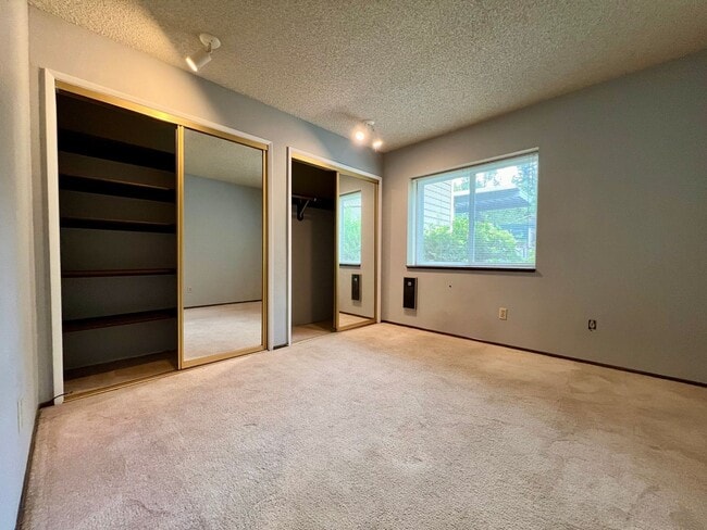Building Photo - Beautiful 2 Bed, 2 Bath Townhome with Community Pool, Gym & Clubhouse!