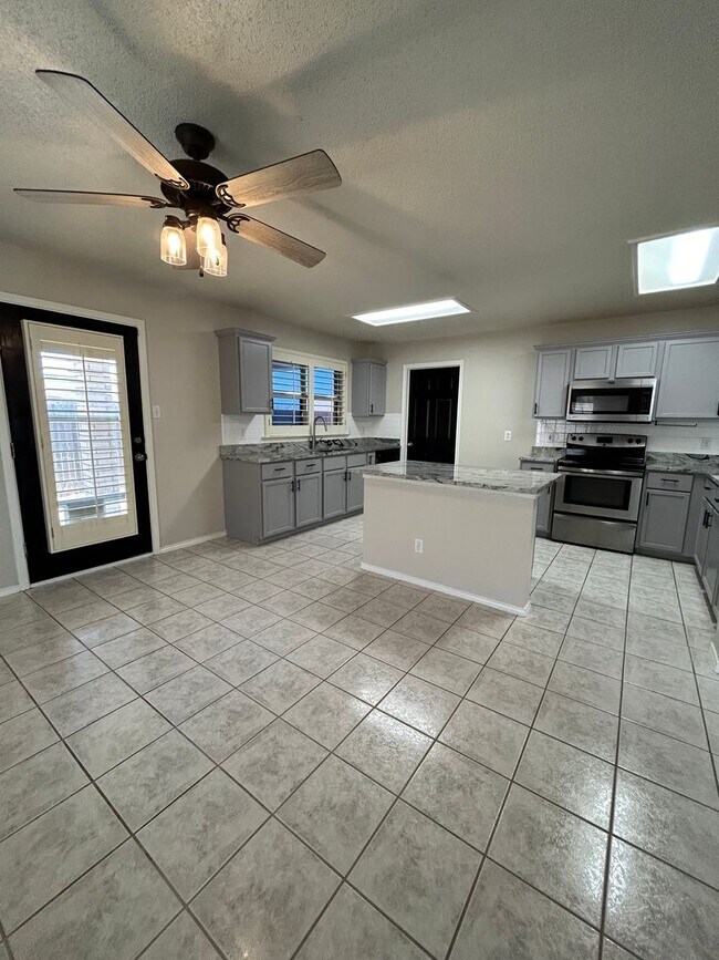 Building Photo - 5425 Veranda Ct