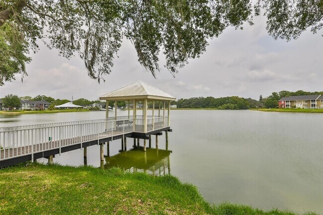 Building Photo - 215 Lake Brook Cir