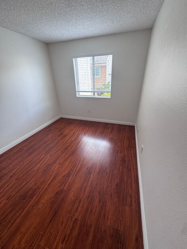 Building Photo - 4 bed townhouse central  Clairemont