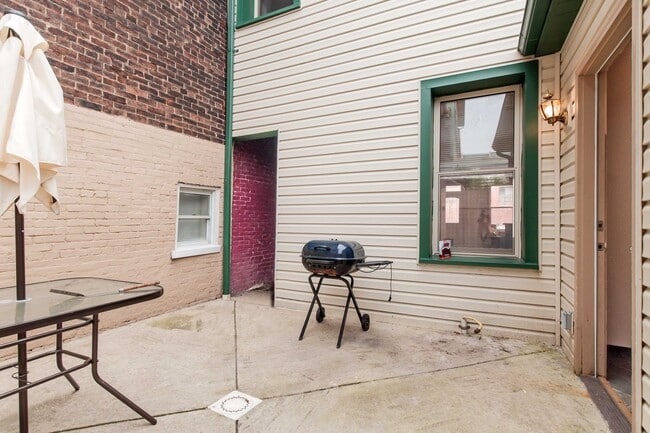 Building Photo - Remodeled 3 bed/2.5 bath in South Side