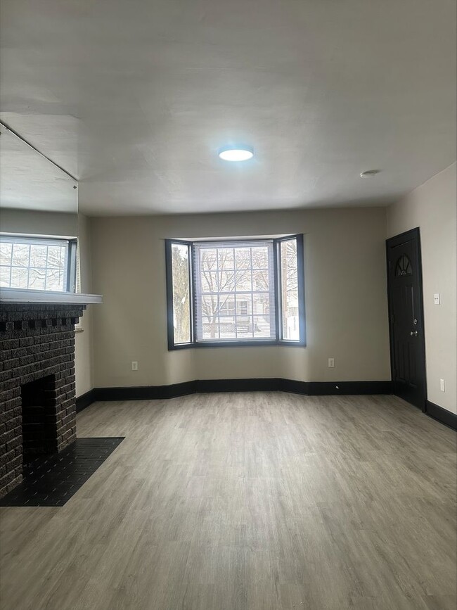 Building Photo - 98-100 N Hague Ave