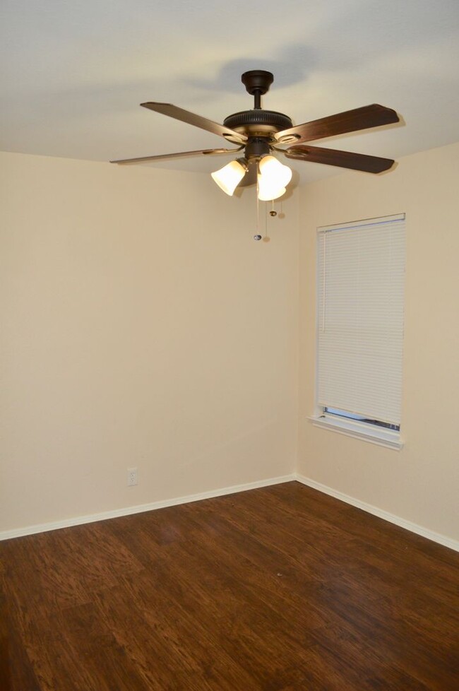 Building Photo - Beautiful remodeled 4 bedroom 2.5 ready to...