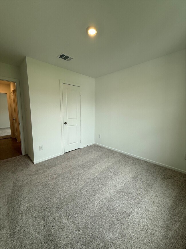 Building Photo - 335 Parkin Ct