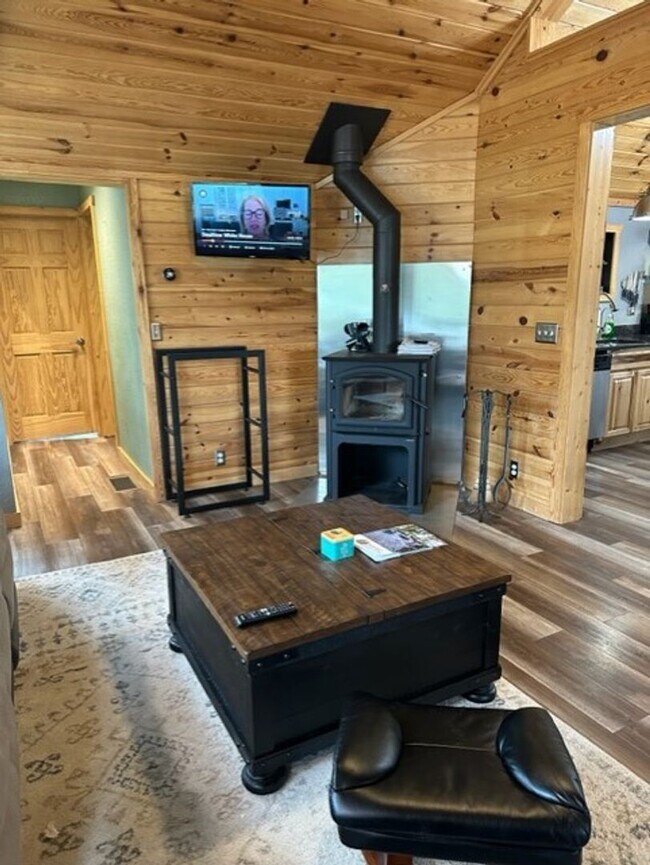 Building Photo - East Twin Lake Home - 3 BR, 2 Bath Single ...