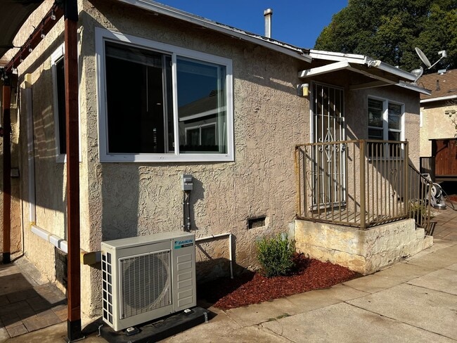 Building Photo - 1 Bedroom 1 Bath Remodeled House for Rent ...