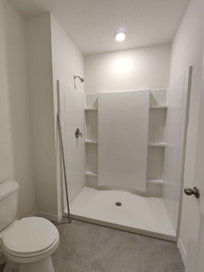 Building Photo - 423 Whispering Oaks Ct