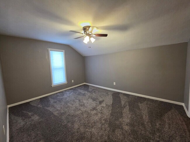 Building Photo - Four Bedroom House Available in Battle Creek!