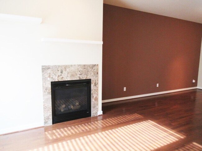 Building Photo - 2bd/2.5ba Seattle Townhome